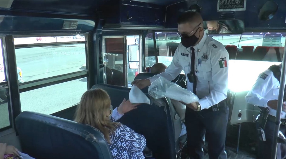 Policías entregan cubrebocas y recuerdan a los juarenses lo importante de llevar a cabo las diversas medidas para frenar los contagios. (Juan José Gar