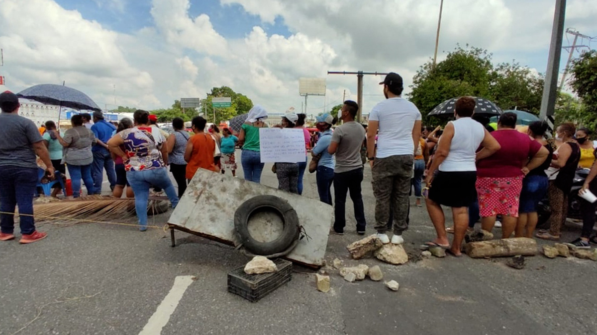 Por segundo día, damnificados por 'Gamma' bloquean carreteras en Tabasco