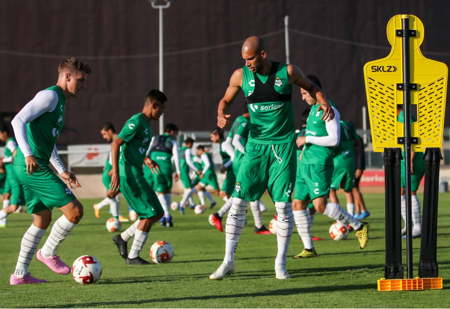 Almada tiene muy claro lo que necesita ajustar y al tener un once definido. (@clubsantos)