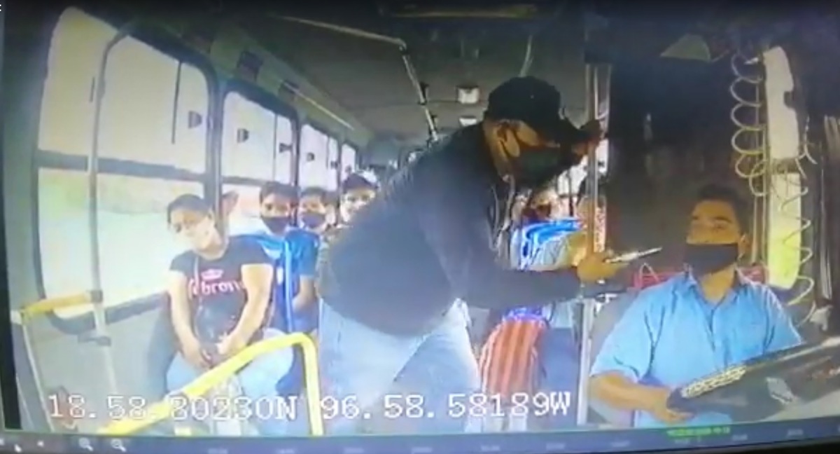 Durante el atraco, hirieron en la mano a un pasajeros con el cuchillo que llevaban. (Isabel Zamudio)