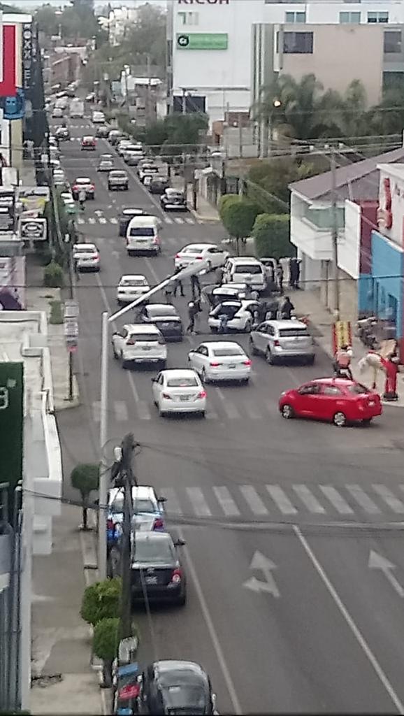 Elementos descendieron y revisaron la camioneta. (Especial)