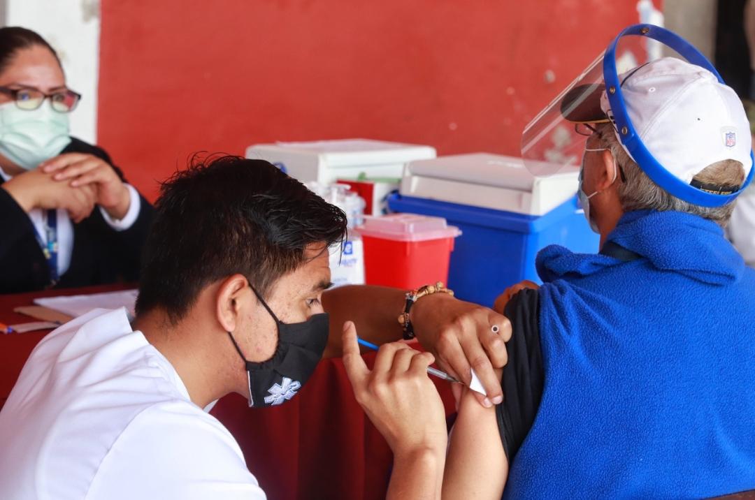 Enfermero aplica vacuna de la influenza en los módulos establecidos. (Agencia Enfoque)