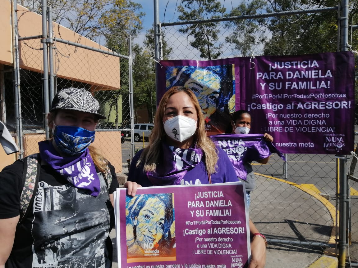 Las integrantes del colectivo mostraron una manta a la entrada de los juzgados. (Anwar Nájera)