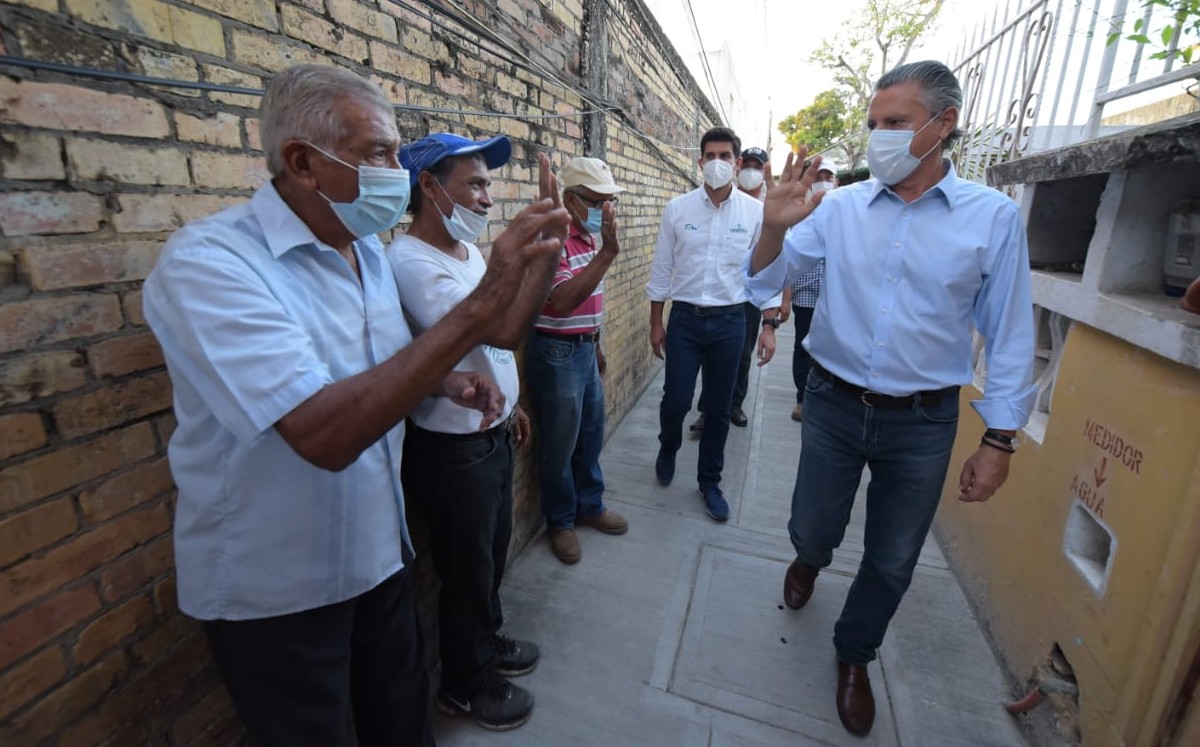 Jesús Nader entrega pavimentación en la Guadalupe Victoria. (Cortesía)