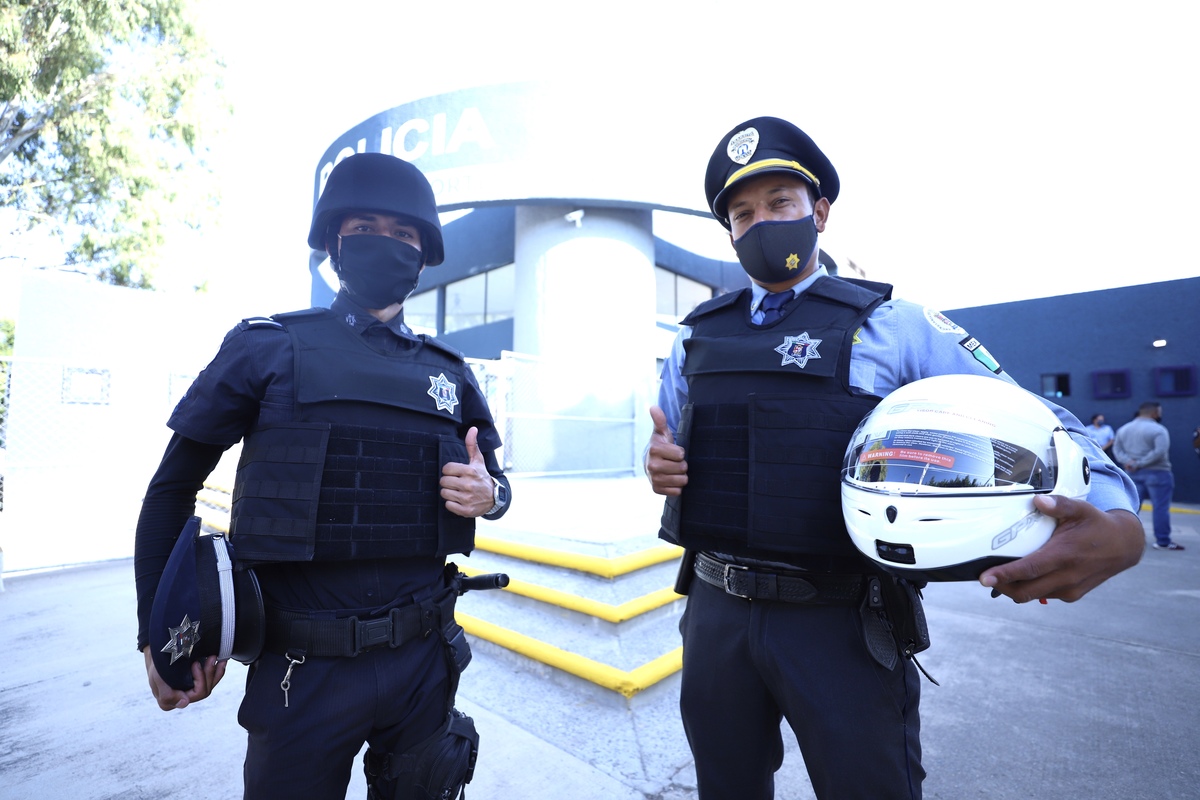 En León entregaron equipo a elementos de policía. ESPECIAL.