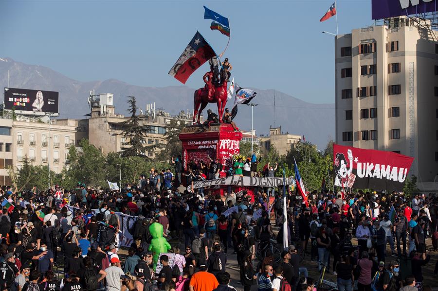 El 18 de octubre iniciaron las protestas contra el sistema en Chile. (EFE)