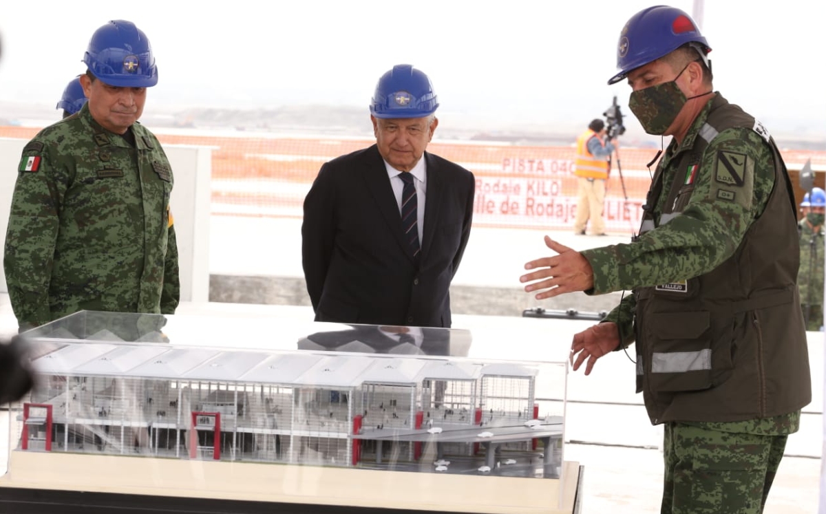 El Presidente durante la supervisión de las obras del aeropuerto en Santa Lucía. (Octavio Hoyos)
