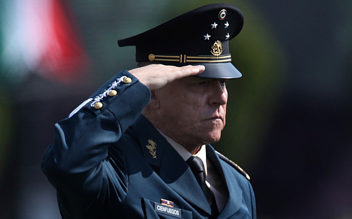 Salvador Cienfuegos, ex secretario de la Defensa Nacional, fue detenido a su llegada al aeropuerto de Los Ángeles. (AP)