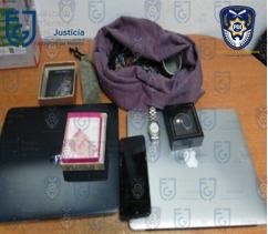 Las autoridades incautaron un arma de fuego, varios objetos de valor y una camioneta./Especial