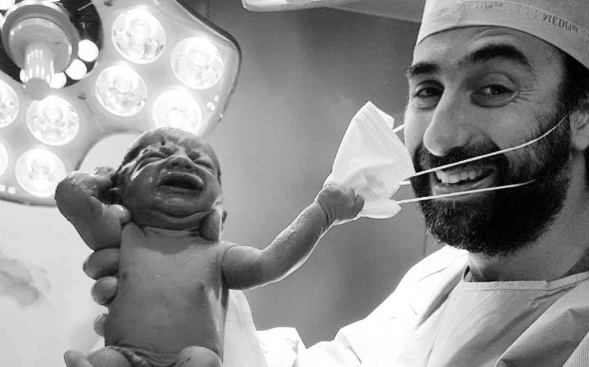 Bebé recién nacido quita cubrebocas a médico; se vuelve viral (Shutterstock).