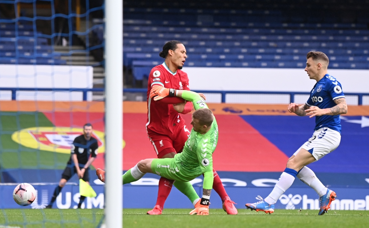 El choque entre Virgil Van Dijk y Jordan Pickford (Reuters)