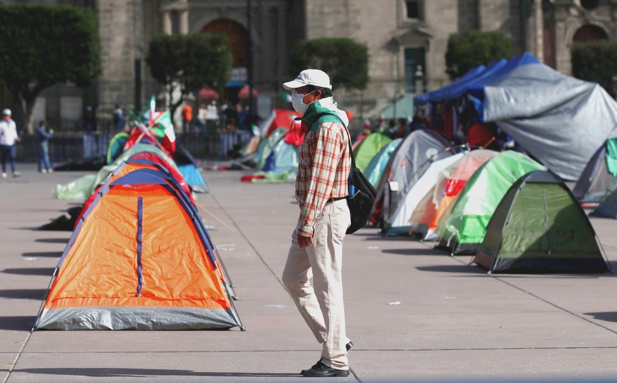 El consejo de FRENAAA accedió a desocupar la plancha del Zócalo por un día. (Cuartoscuro)