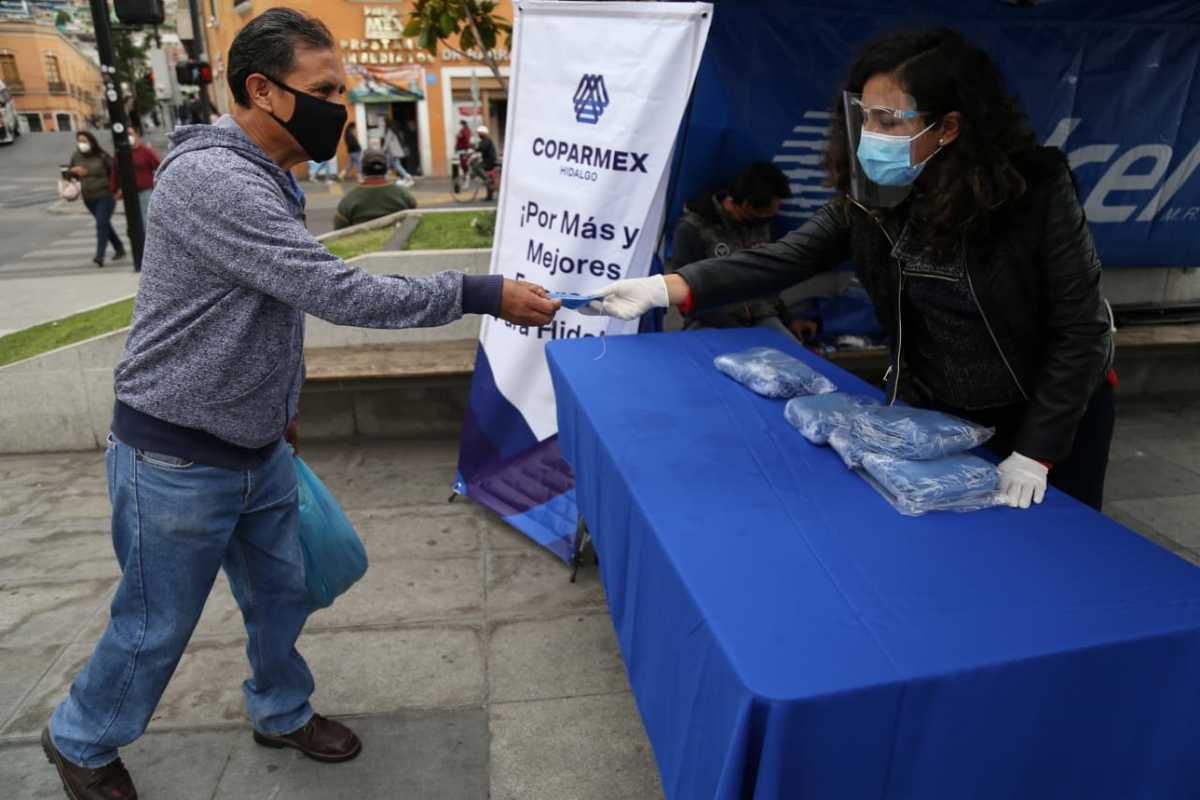 La Coparmex entregó cubrebocas en Pachuca. (Jorge Sánchez)
