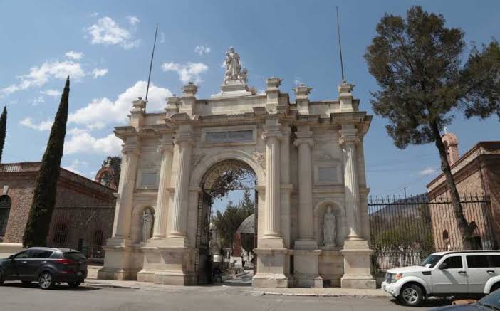 Entrada principal al panteón municipal de Pachuca. (Jorge Sánchez)
