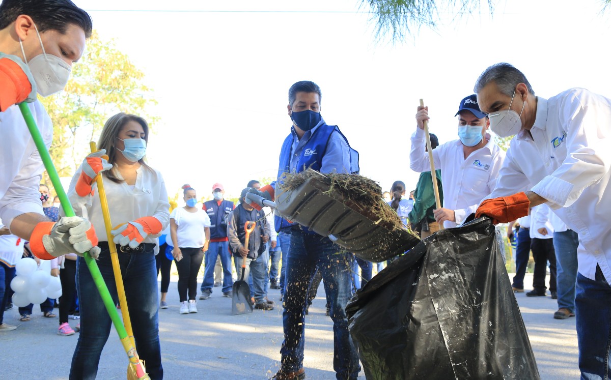 Francisco García Cabeza de Vaca en una jornada de limpieza en Ciudad Victoria. (Cortesía)