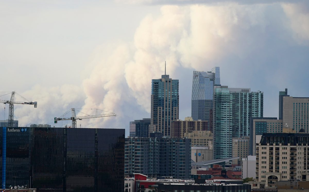 Una nube de humo se eleva en el horizonte, muy cerca de Denver. (AP)