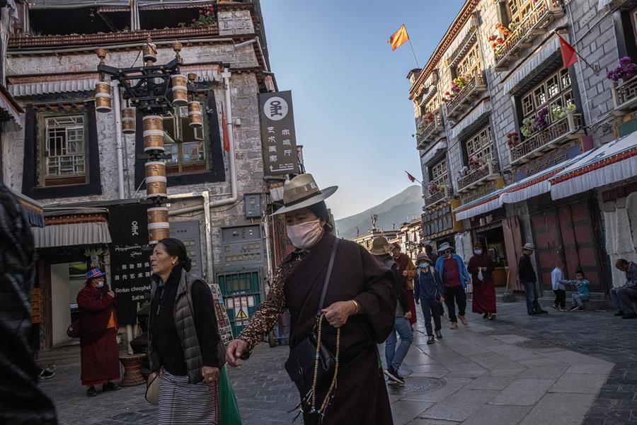 Personas caminando por calles de China. (EFE)