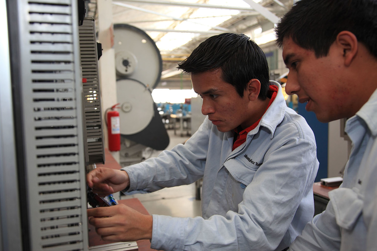 Las horas trabajadas en las industrias de manufactura se duplicaron. (Andrés Lobato)