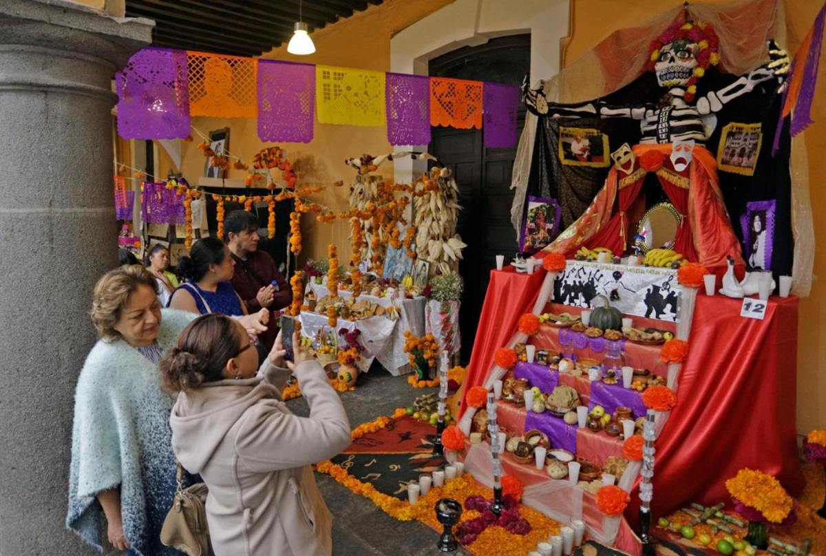 Turistas y visitantes realizan recorrido por las ofrendas de Casa de Cultura en 2019. (Agencia Enfoque)