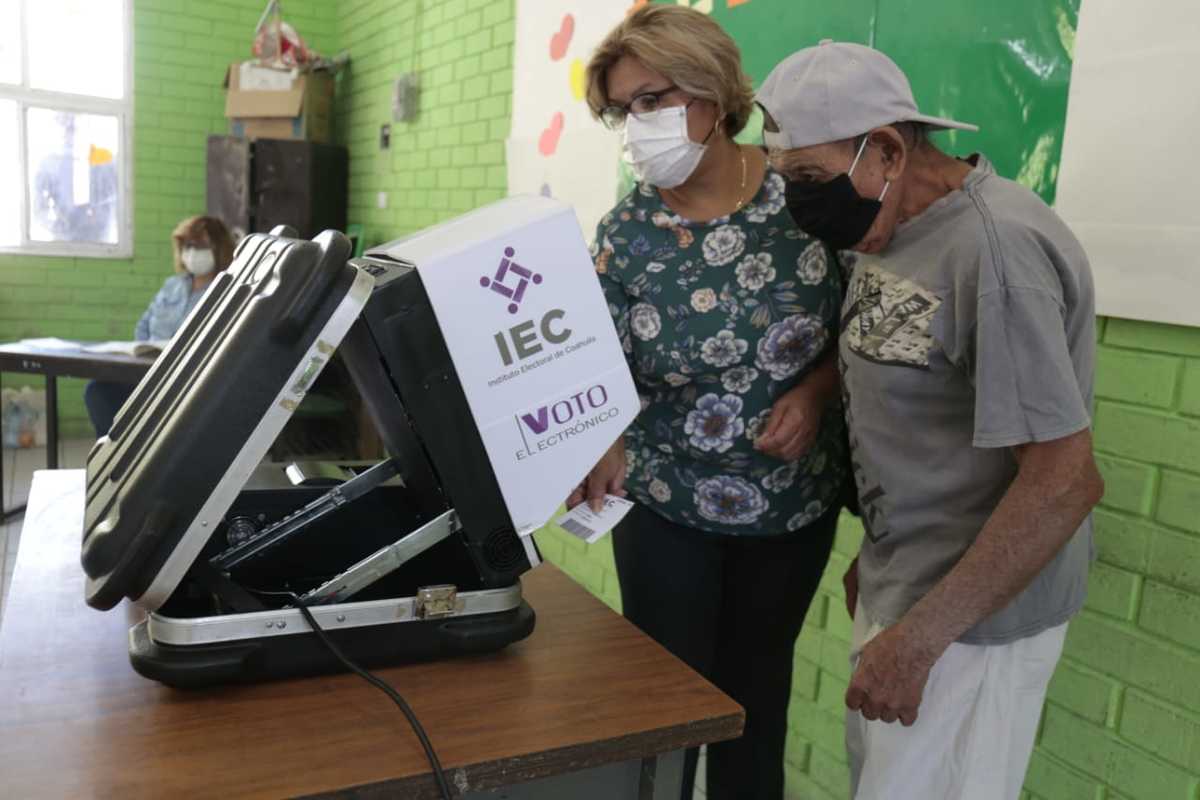 Muchos otros adultos mayores no tienen experiencia con la tecnología. (Mauricio Román)