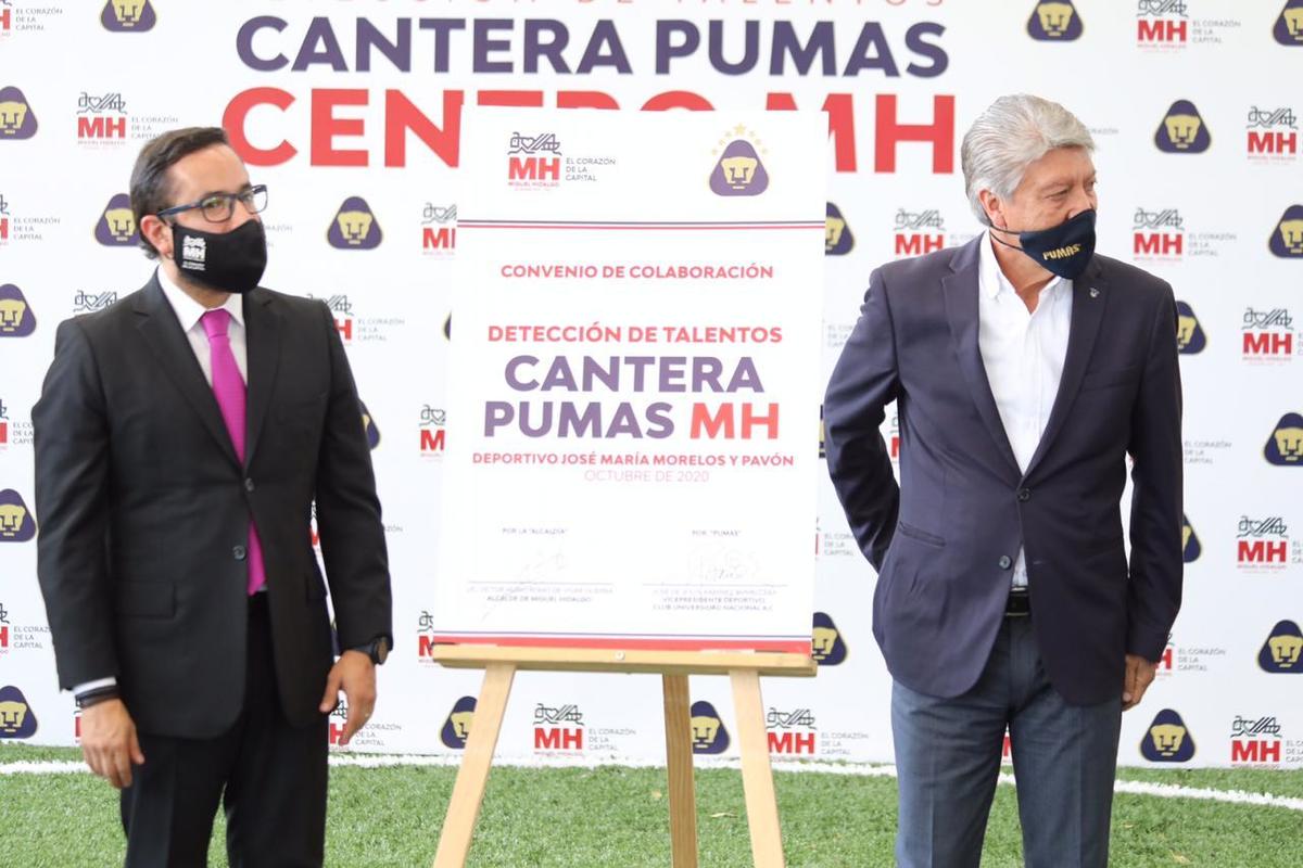 El alcalde Víctor Hugo Romo de Vivar Guerra encebezó el acuerdo con el club. | Especial