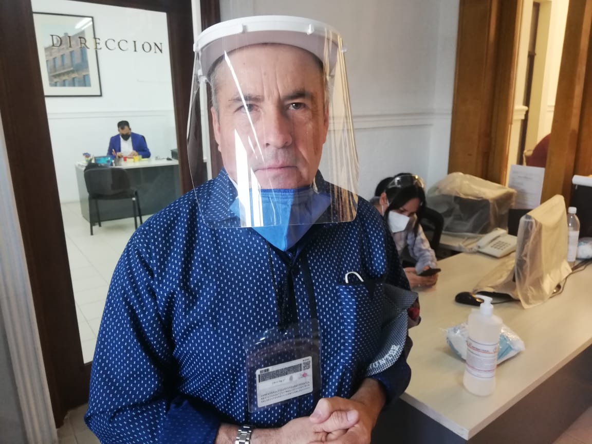 Con careta ejerce la labor de escrutador en la casilla ubicada en el Archivo Municipal. (Luis Alberto López)