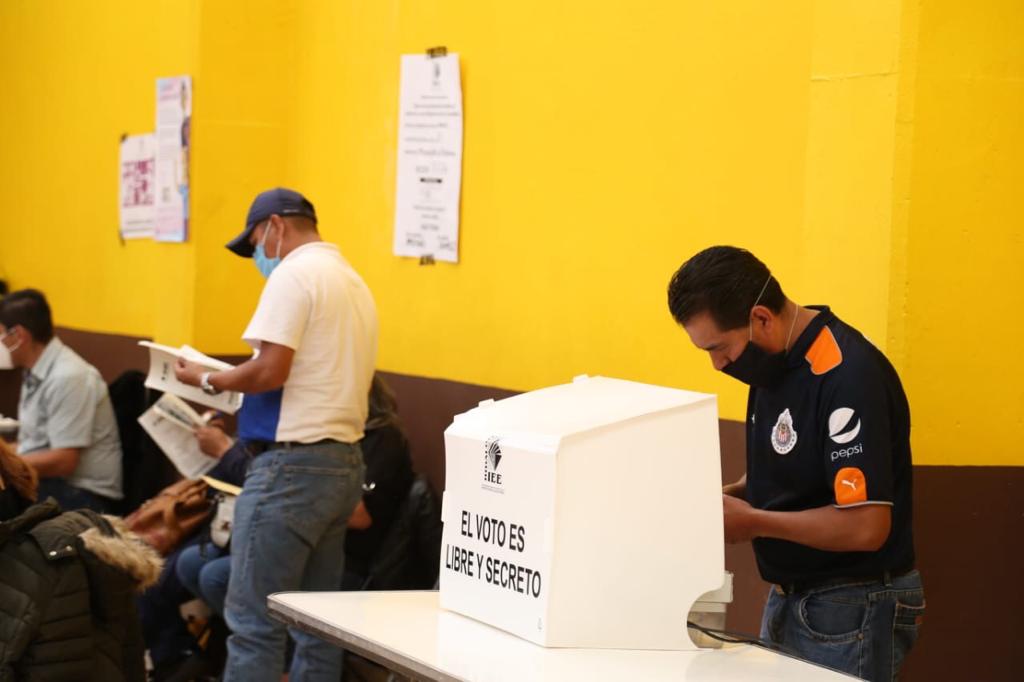 Ciudadanos emiten su voto en urnas electrónicas. (Jorge Sánchez)