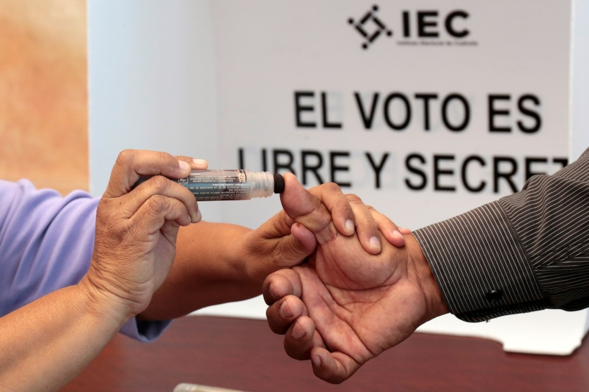 Se contó con todas las medidas sanitarias entre los votantes y funcionarios. (Mauricio Román)