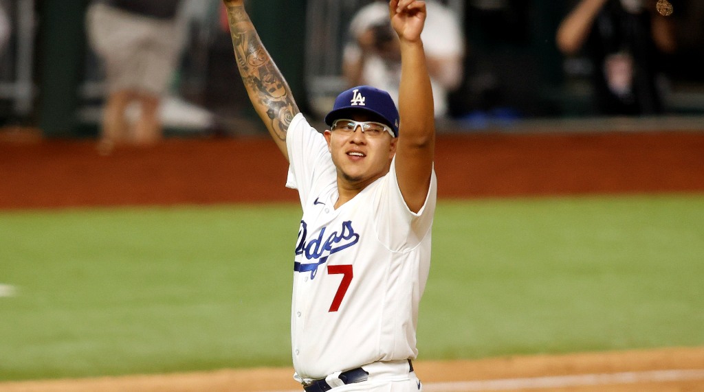 Julio Urías, el mexicano con más victorias en postemporada (Reuters)