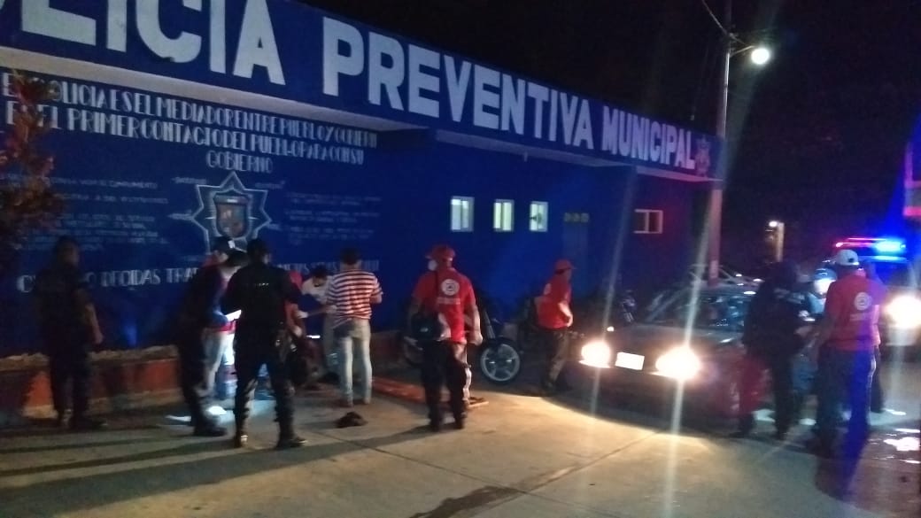 Los jóvenes fueron agredidos cuando viajaban a bordo de un vehículo.