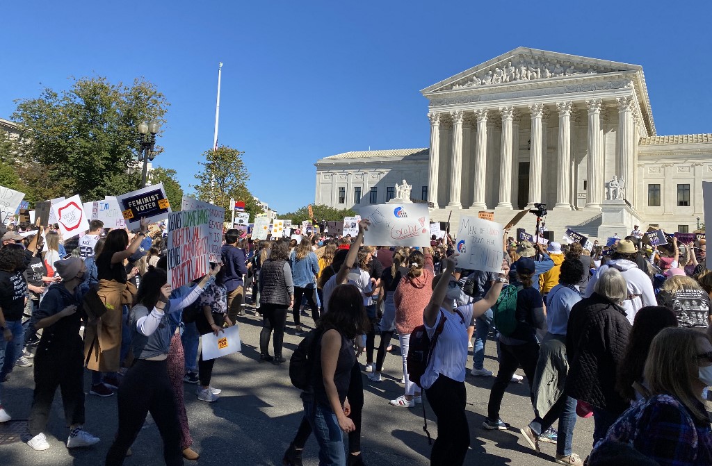 Las manifestaciones exhortaron a la población a no otorgarle un segundo mandato a Donald Trump. (AFP)
