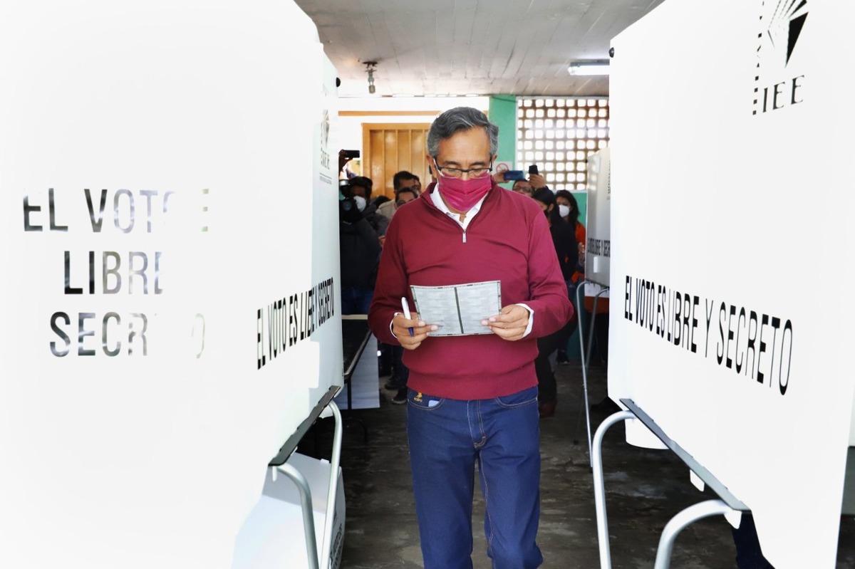Pablo Vargas, candidato por Pachuca, acudió a votar. (Cortesía)