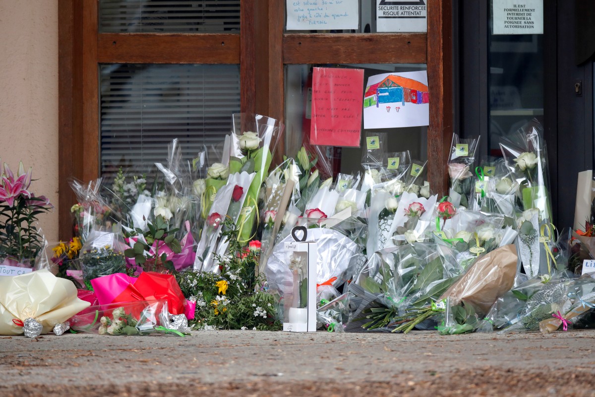 Las personas han ido a homenajear al docente en Francia. | Reuters