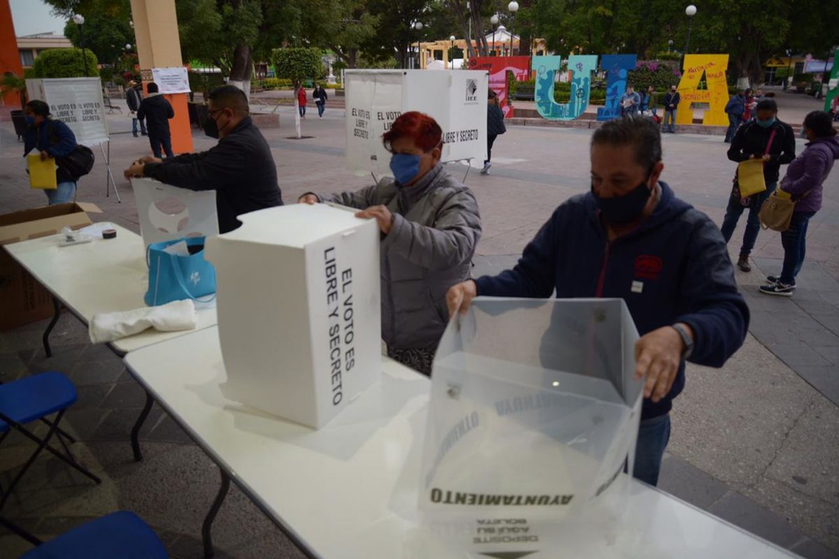 Previo a las votaciones, los funcionarios de casilla desinfectaron la zona de votación. | Cuartoscuro