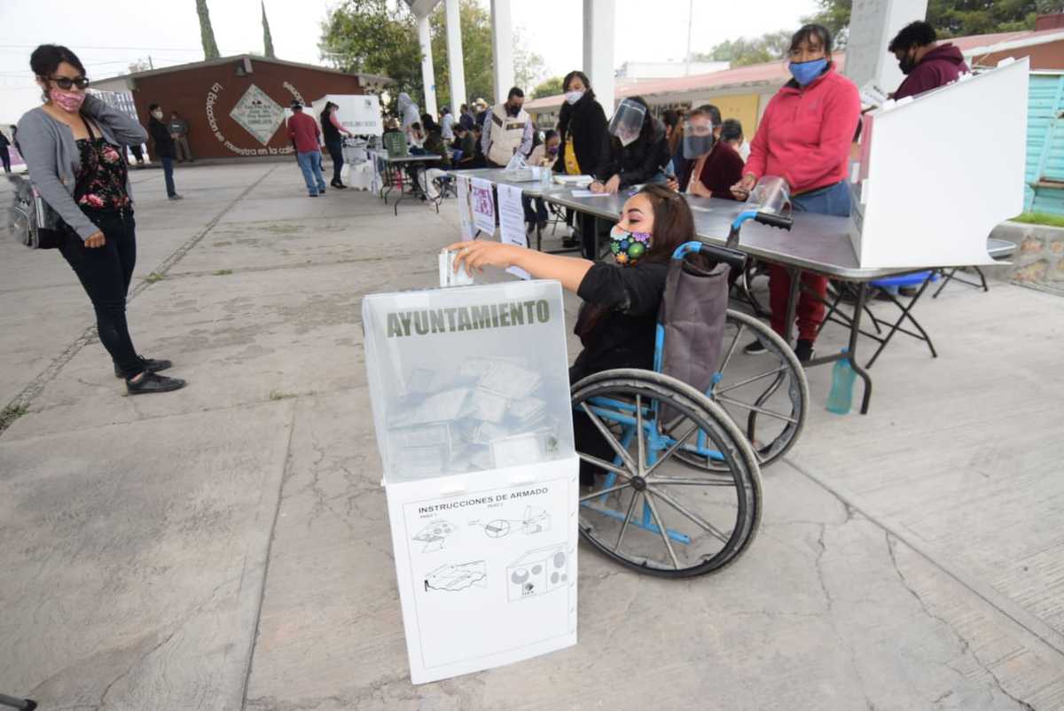 Votantes llegan a la urnas para ejercer su voto. (Francisco Villeda)