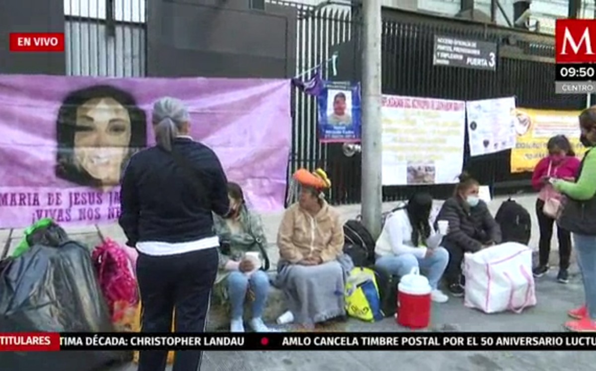 Colectivos de mujeres y ex braceros se manifiestan frente al Senado por fideicomisos
