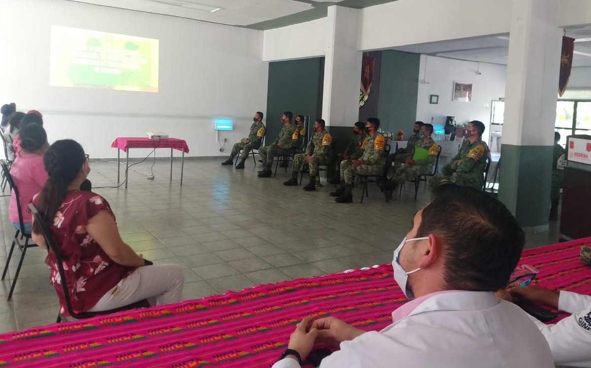 Ejército en Ciudad Valles lleva conferencia de prevención a mujeres. (Cortesía)