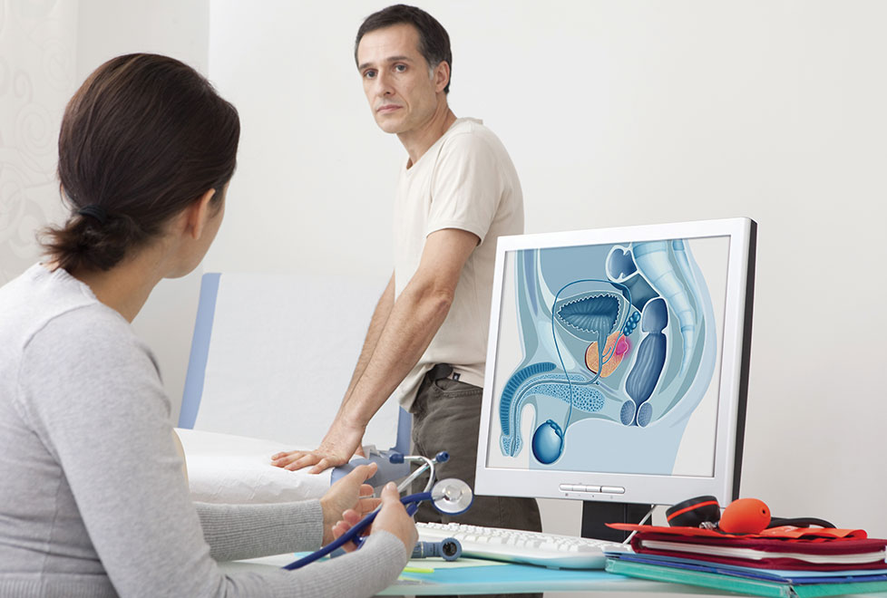 Los hombres mayores de 40 años o con factores de riesgo deben programar revisiones anuales con el urólogo para descartar cáncer de próstata.