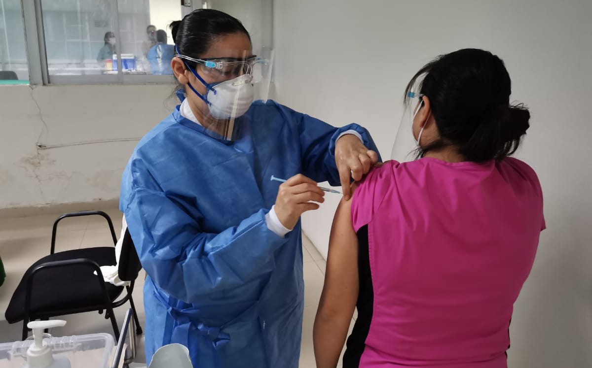 IMSS Tamaulipas aplica vacunas contra influenza. (Cortesía)