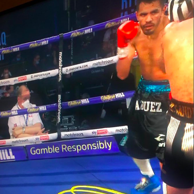 Juez de boxeo estuvo más concentrado en su celular que en la pelea que jueceaba (Especial)