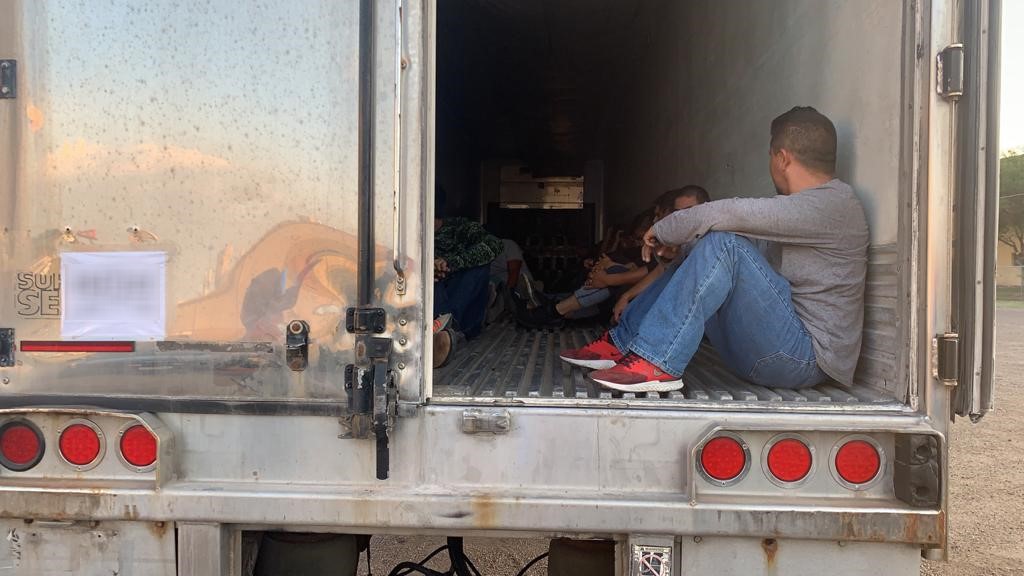 Migrantes viajaban en caja de trailer. (Cortesía)
