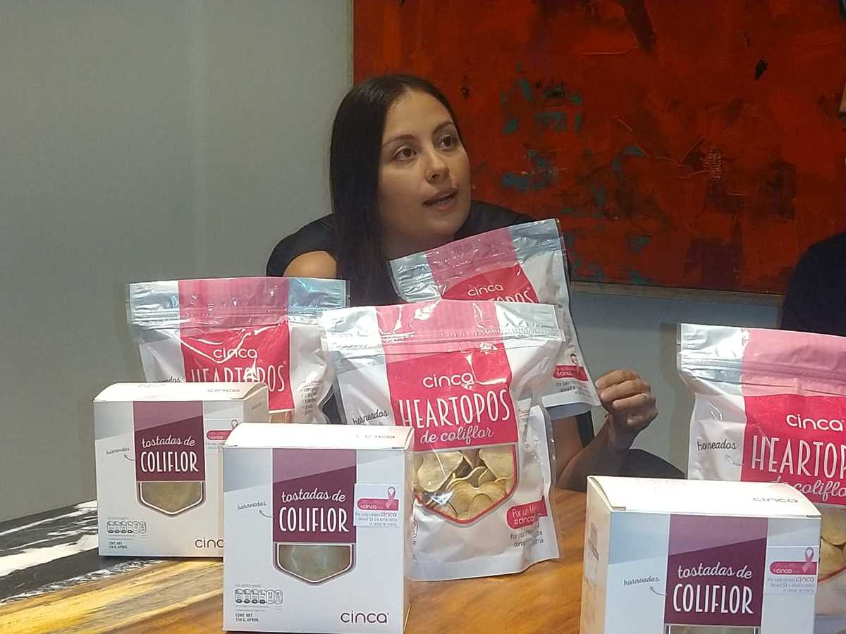 La nutrióloga Cintia Campos durante la presentación de los "heartopos". (César Velázquez)