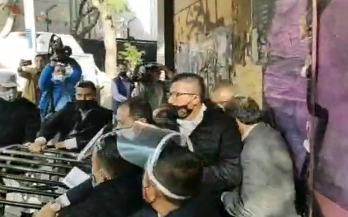 Protestan afuera del Senado. (César Velázquez)