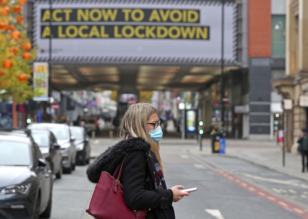 El rebrote de coronavirus en Europa ha acelerado las cifras de contagios para el conteo mundial. (AP)