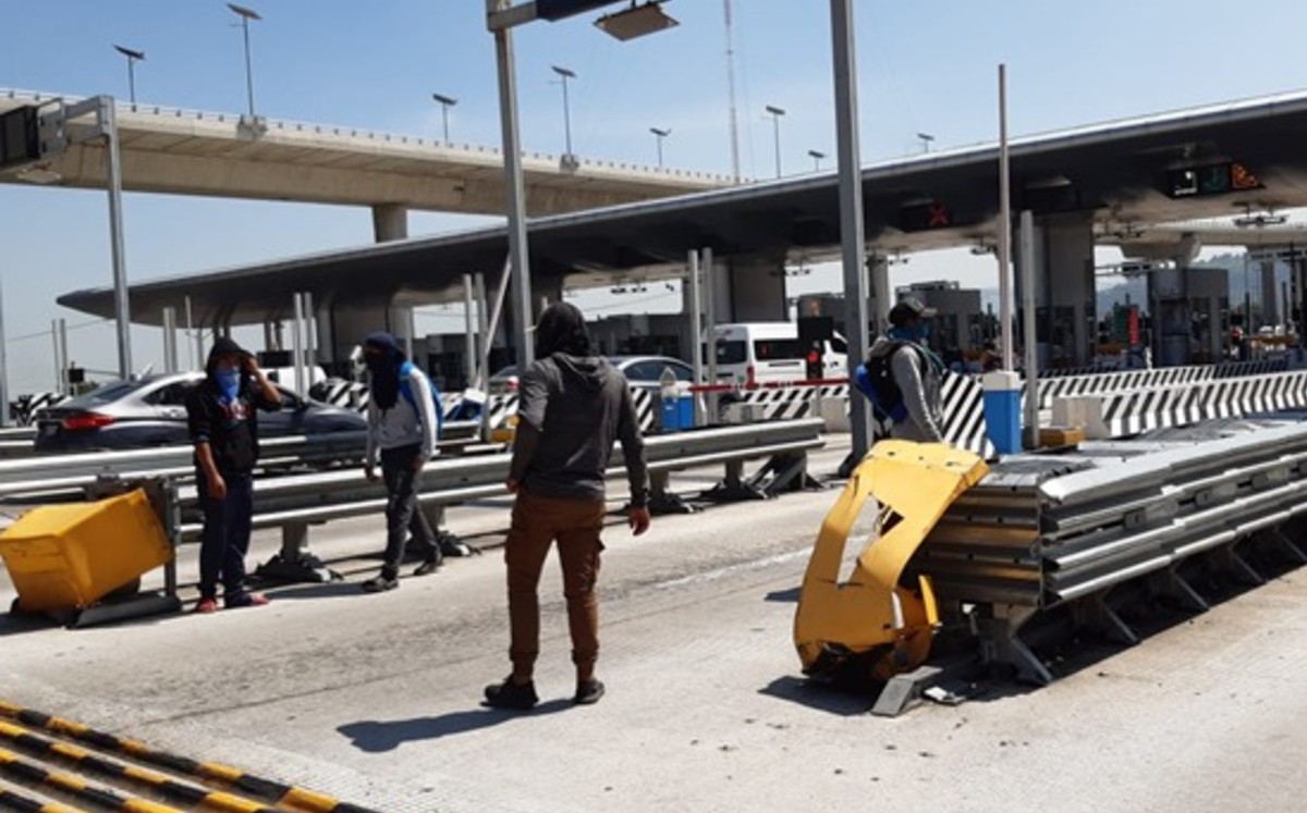 Toman caseta en la autopista México Cuernavaca. (César Velázquez)