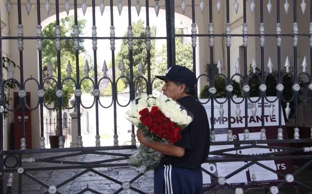 En vilo, apertura de panteones en Día de Muertos en Puebla capital