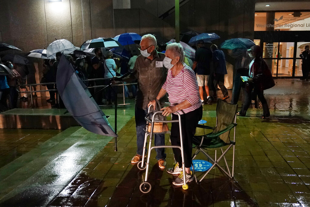 Las votaciones en persona iniciaron en Florida, estado crucial para las elecciones. (AP)