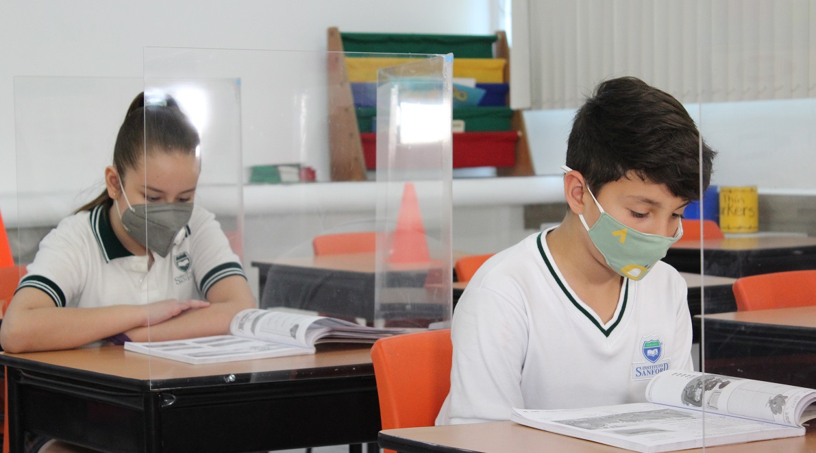 Alumnos del Instituto Sanford siguiendo las medidas de seguridad para sus clases en modalidad híbrida. (Cortesía)