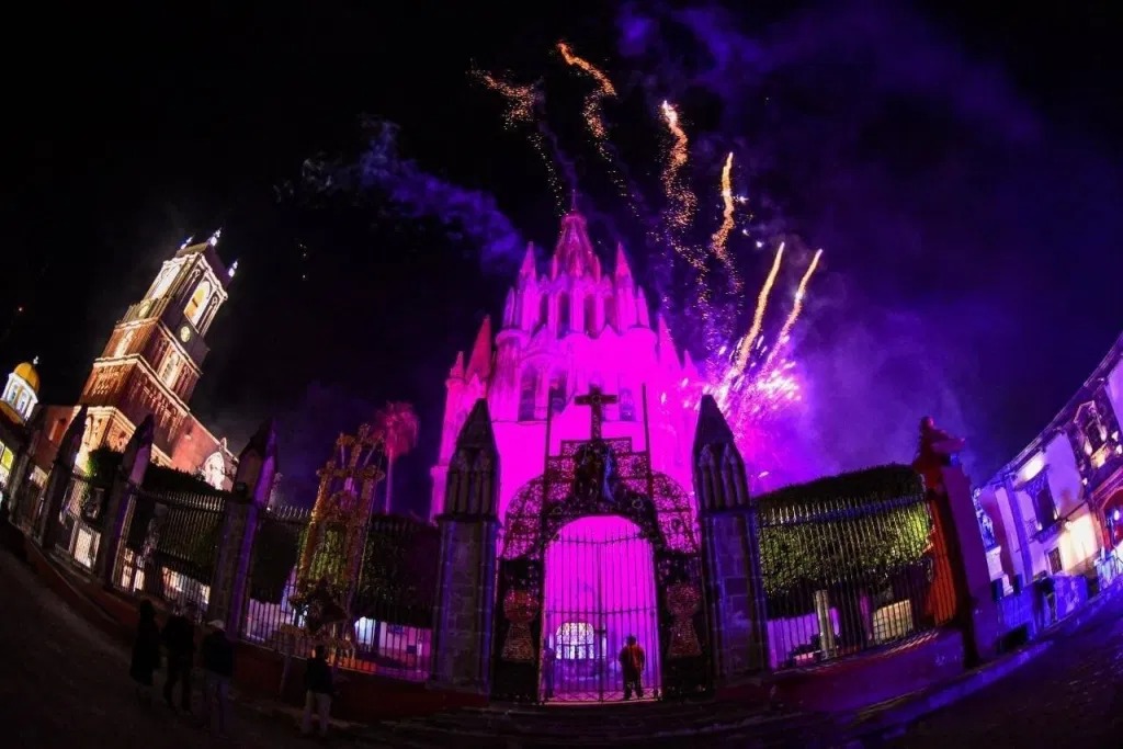 Edificios en Guanajuato se iluminan de rosa por lucha contra cáncer de mama