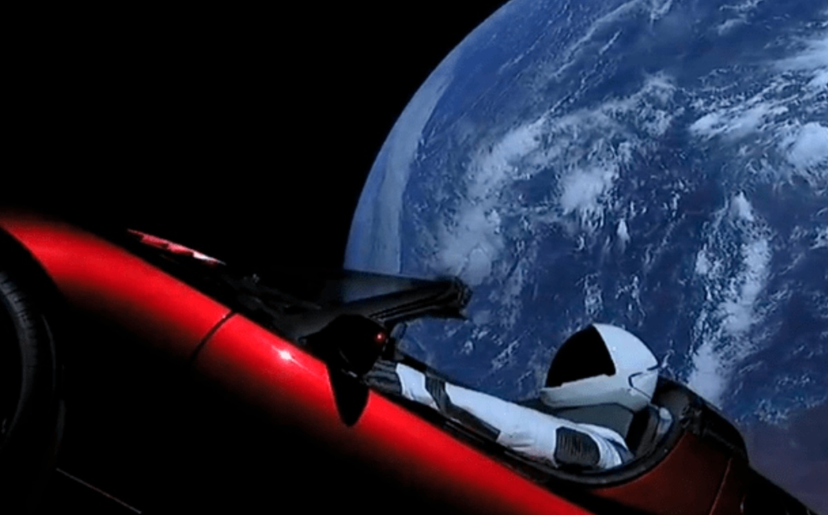 El convertible lleva de conductor al maniquí Starman. (Tesla)